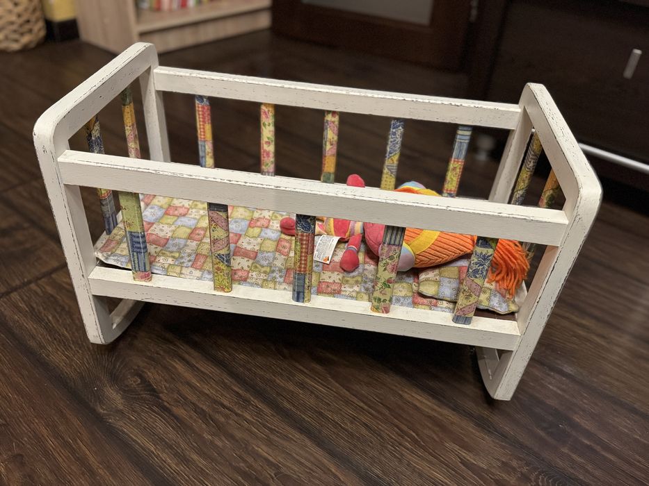 Деревʼяне ліжко для ляльки.