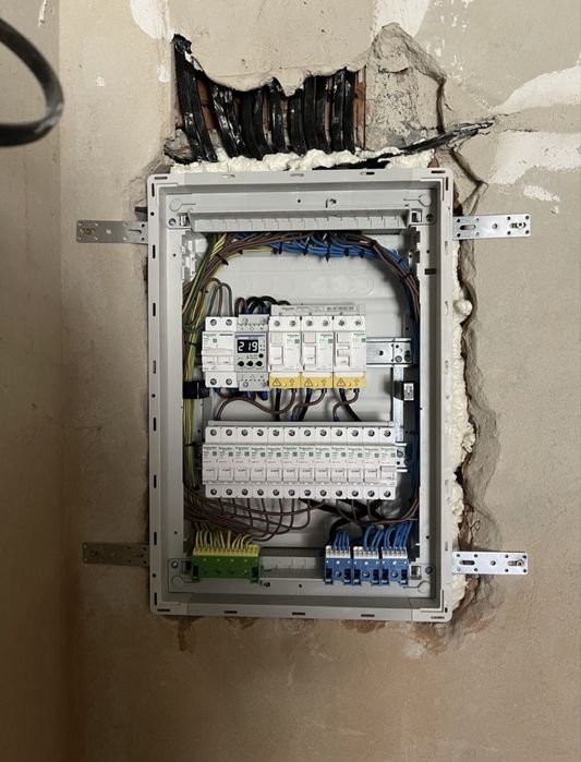 Електромонтаж, ремонт електрики, підключення інверторів та станцій.