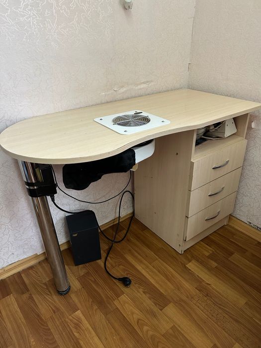 Манікюрний стіл з витяжкою