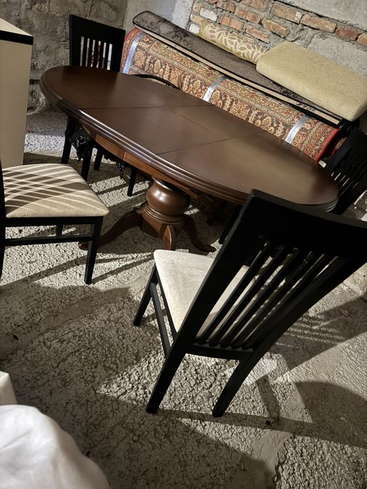 Дубовий стіл з стільцями