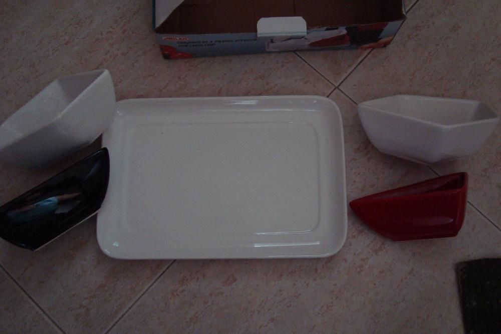 Conjunto de peças em loiça com caixa e 2 porta cubos de gelo
