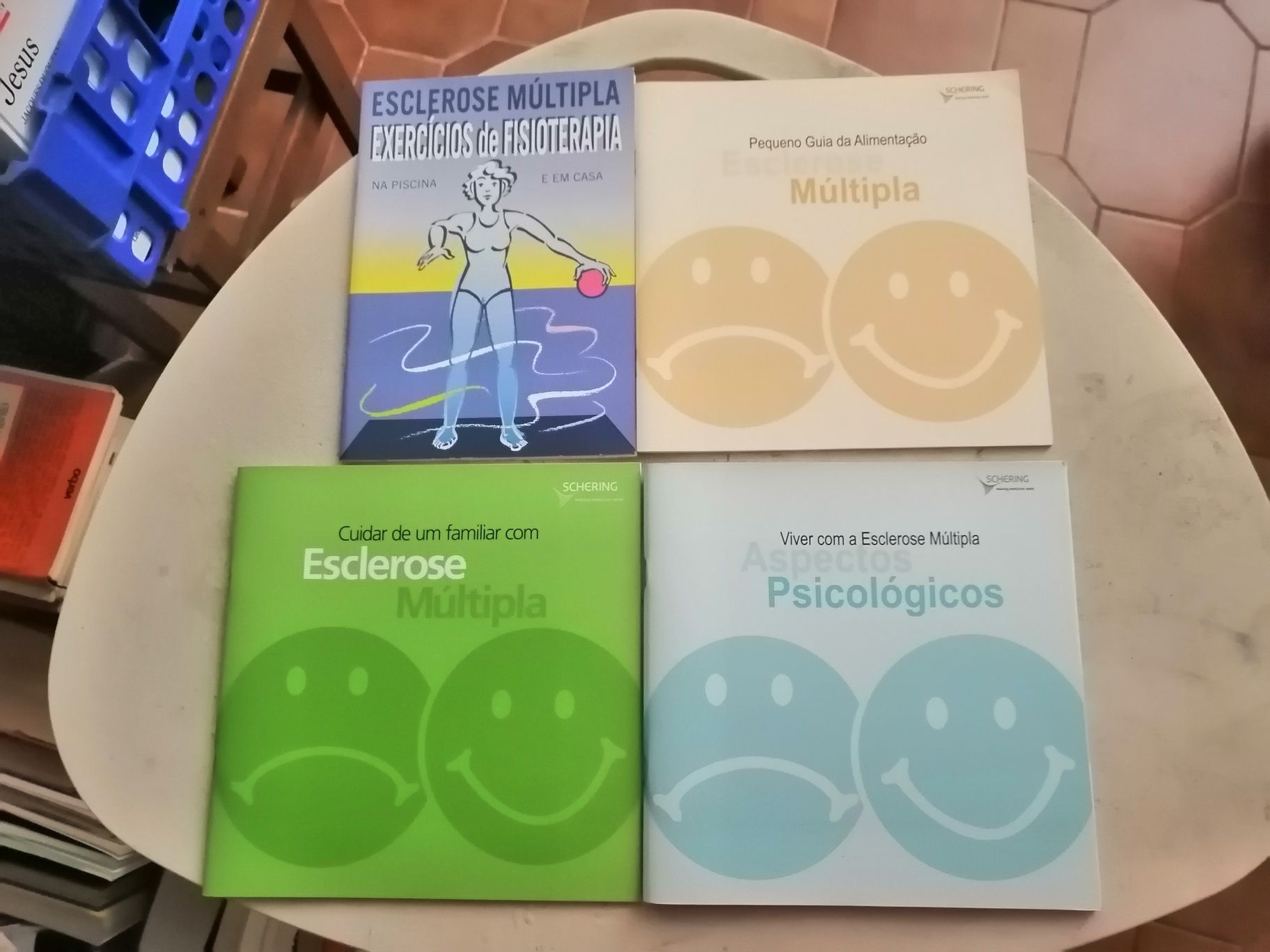 Vendo vários livros.