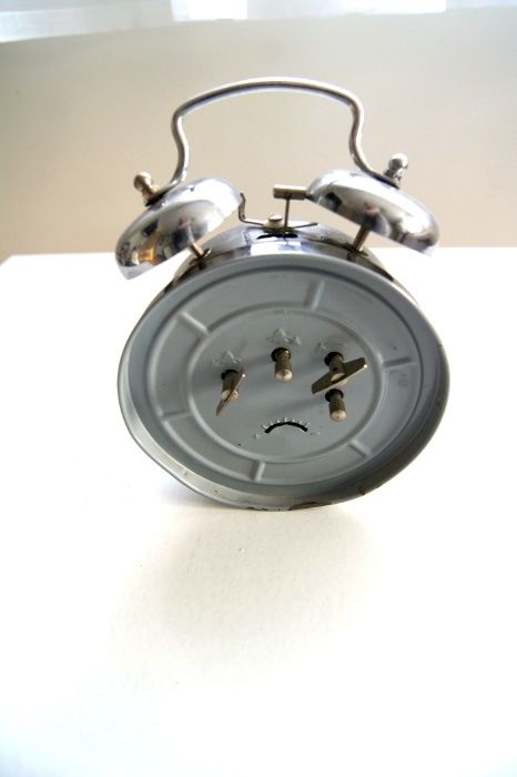 srebrny budzik poranny zegarek posrebrzany z budzikiem analogowy