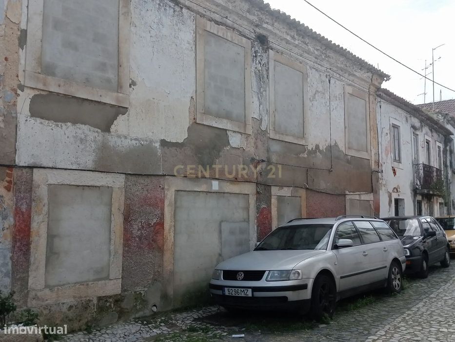 Moradia para restaurar R/C e 1º andar, na Rua Henrique Dias Vigário, S