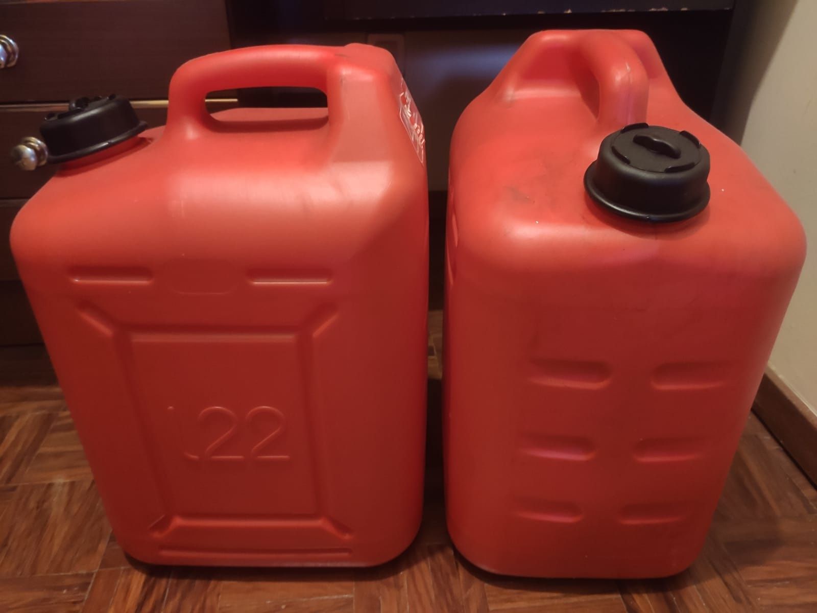 Depósitos jerricans combustivel 2 disponíveis