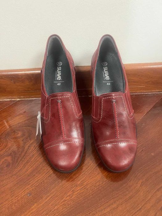 Sapatos bordô em pele natural macia com palmilha anatómica tamanho 42