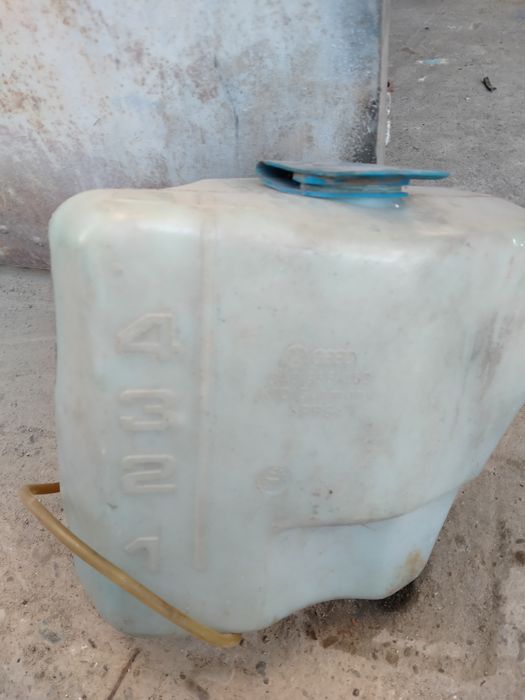 Бачок розширувальний VW Passat b3b4разом з моторчиком3. 4