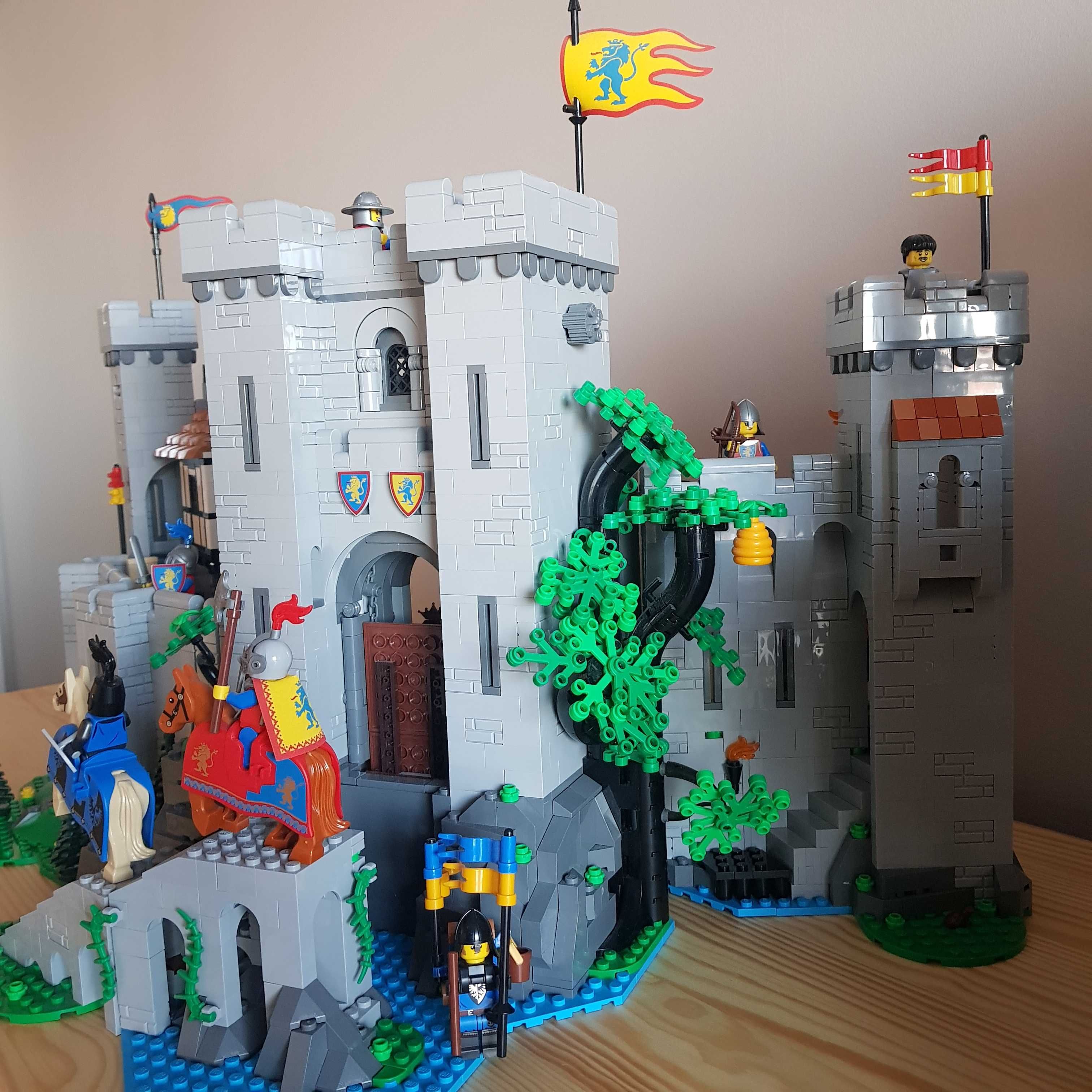 Lego Zamek Rycerzy Herbu Lew 10305 + pudło