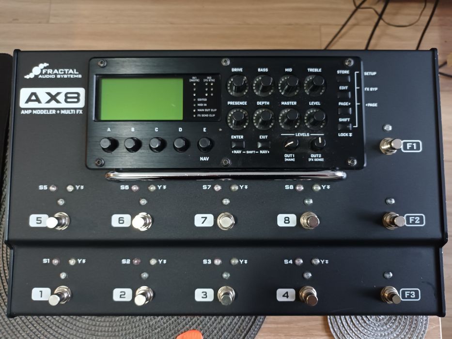 Fractal AX8 modeler z procesorem efektow