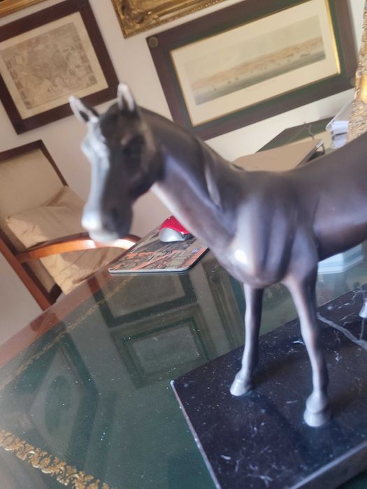 Cavalo peça decorativa com base em marmore