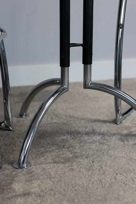 Hokery z chromowaną ramą, okrągły stolik z blatem ze szkła hartowanego