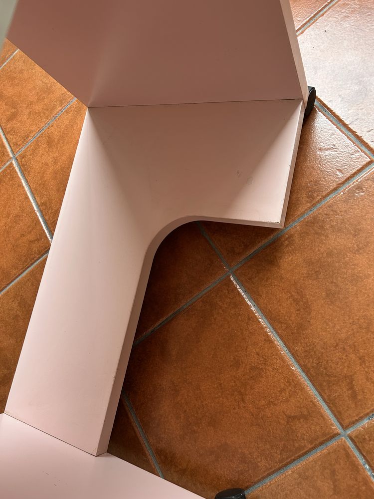 Secretaria cor de rosa