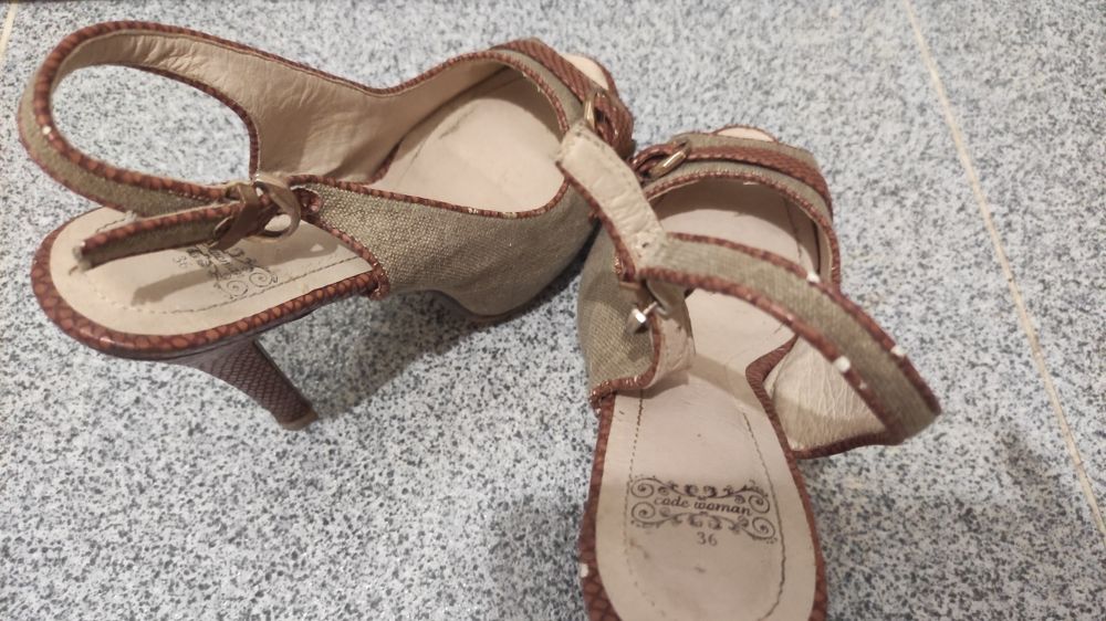 Sandália de salto alto tam.36