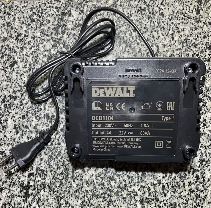 Зарядний пристрій 4 A DeWALT DCB1104 привезений з європи