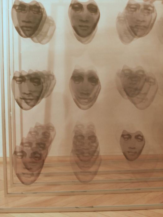 Plexi w srebrnych ramach z twarzami