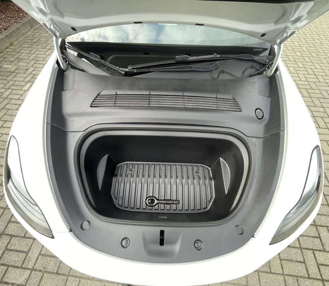 Tesla Model Y, 2022, 70 000
