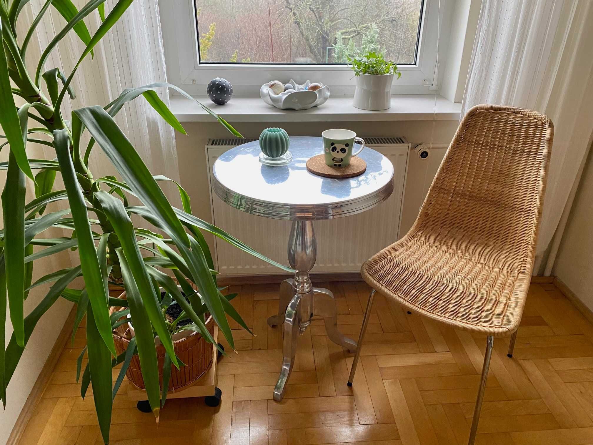 Piękny stół okrągły srebrny ciekawy design i kształt. Styl glamour