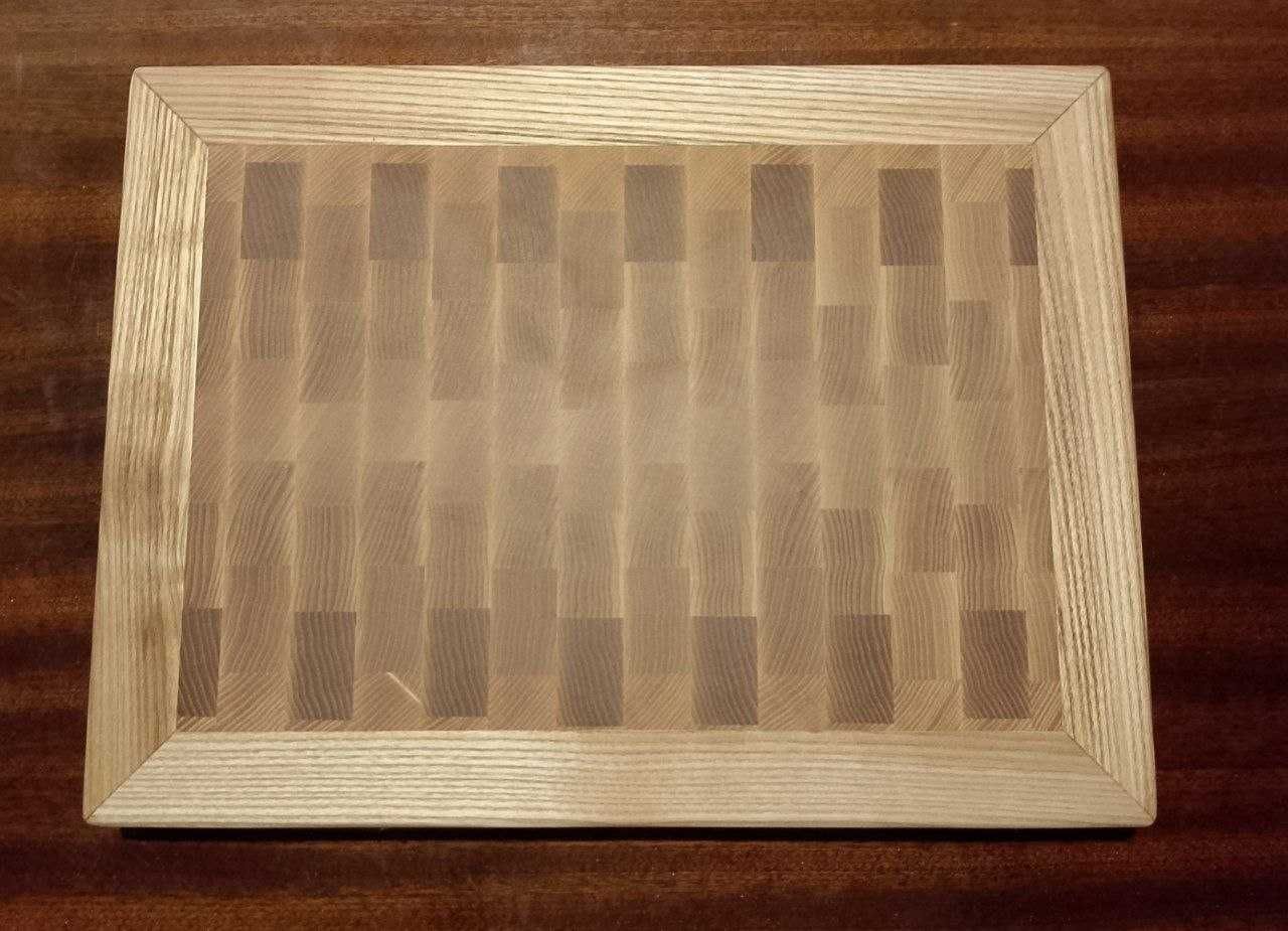 Разделочная торцевая доска из ясеня в ясеневой обвязке, 40×30×3,5 см