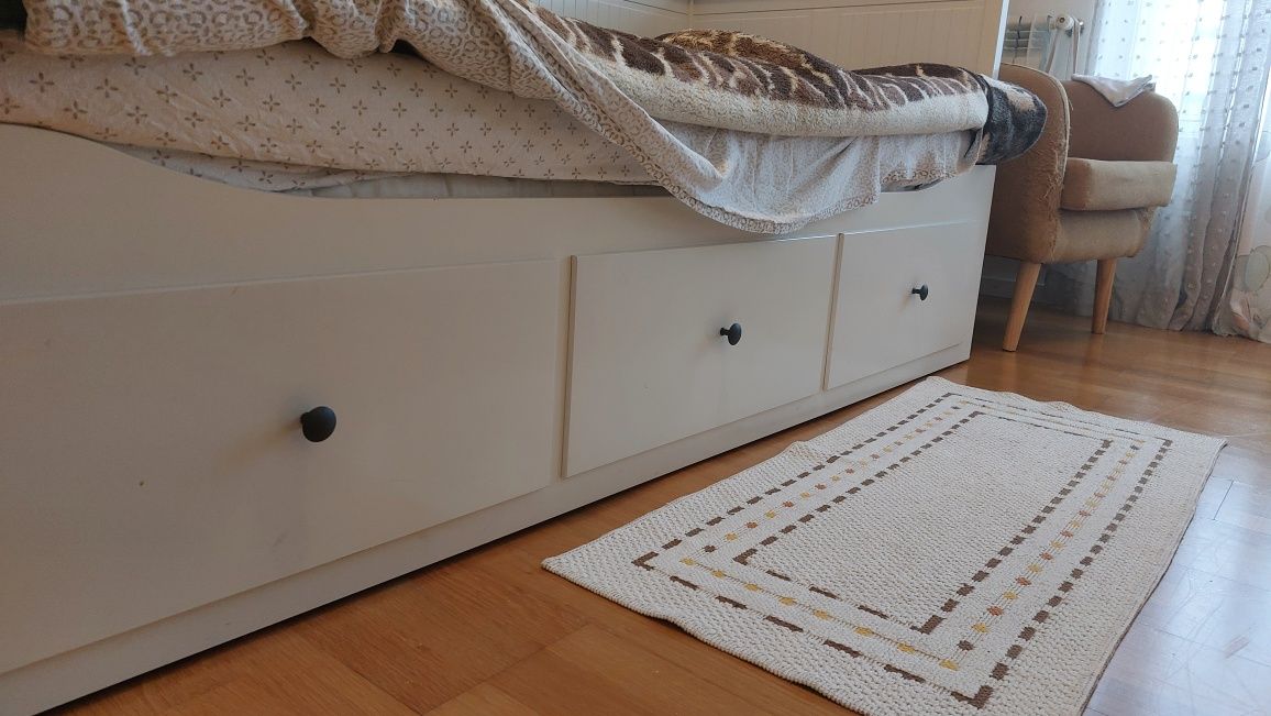 Vendo cama HEMNES + 2 colchões 
Cama indiv/dupla c/3 gav/2 colchões,