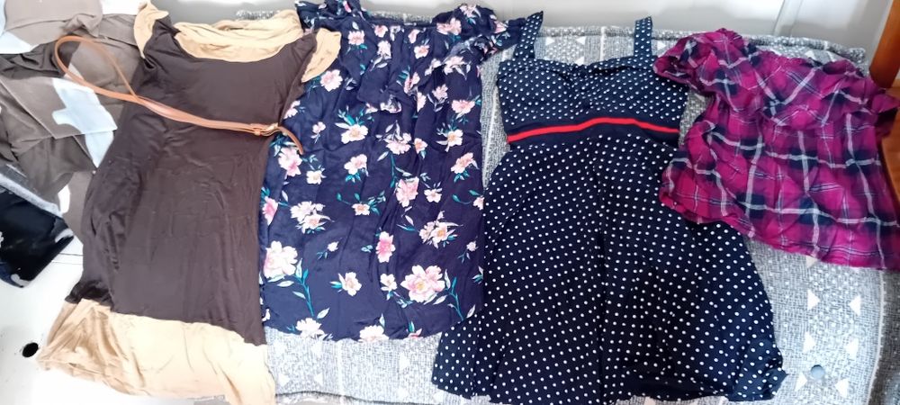 Lote roupa senhora 7 sacos com blusas, t-shirts, vestido, tops, calças