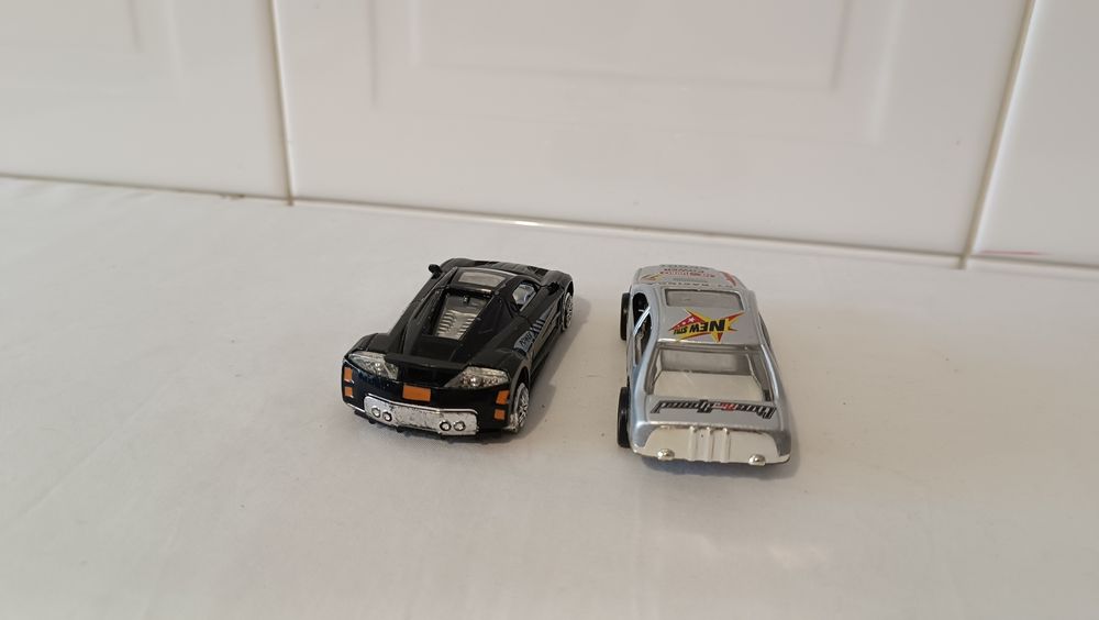 Lote 2 carros de brincar. 11 cm