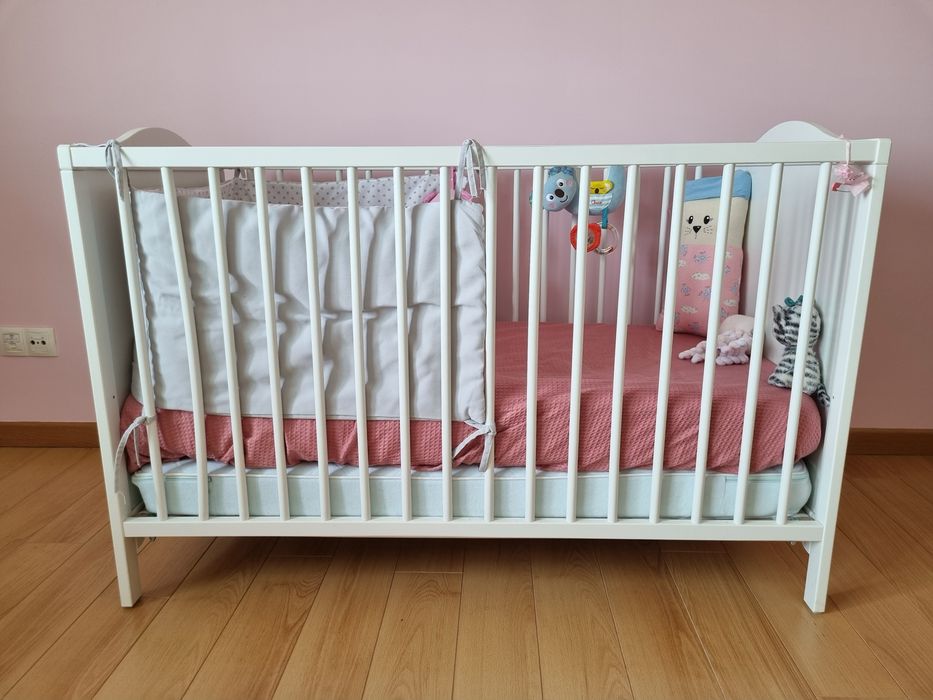 Cama com trocador e muda fraldas Ikea