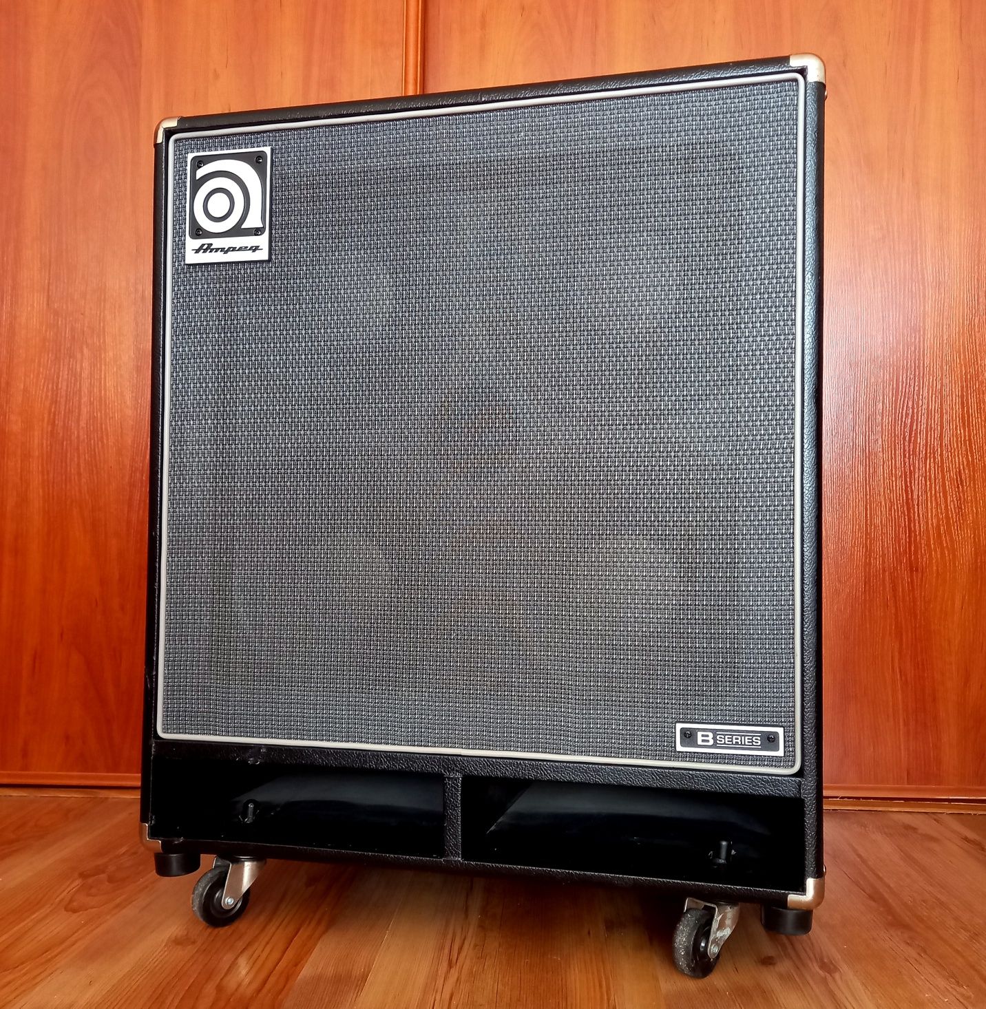 Ampeg B410HLF Kolumna Basowa 400W