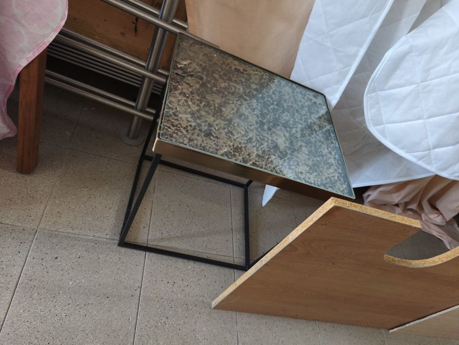 Duas mesas de cabeceira