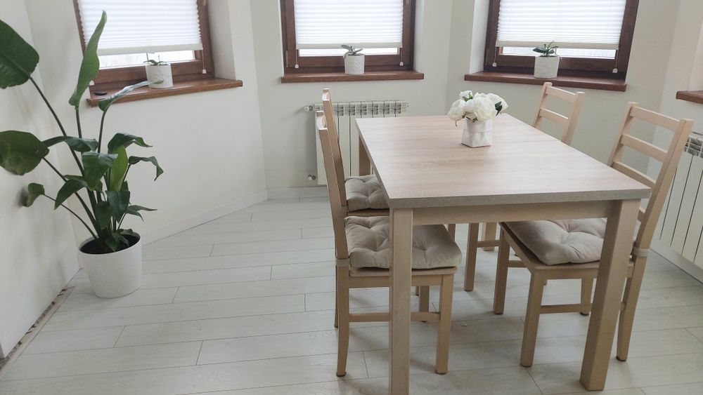 Stół rozkladany plus 4 krzesla- komplet do jadalni