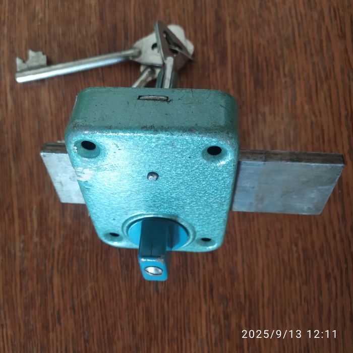 Zamek z trzema kluczami.