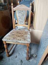 Krzesła drewniane z welurowym obiciem