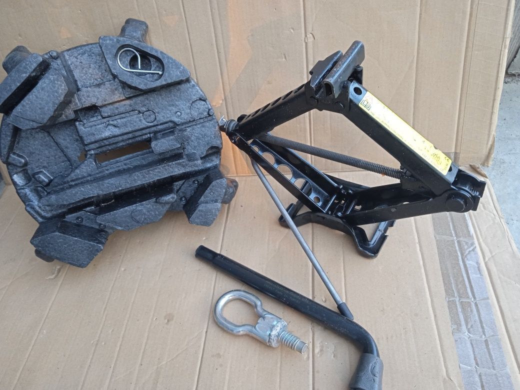 Ford Focus MK2 Wkład Koła Zapasowego Lewarek