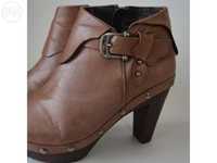 Botins Pele Camel com tachas