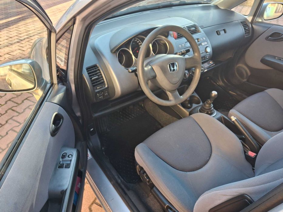 Rezerwacja Honda Jazz 1.3 ben z gazem 2003rok.