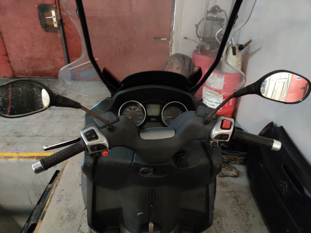 Skuter Piaggio MP3 250 cm pojemności, trójkołowiec na kategorię B