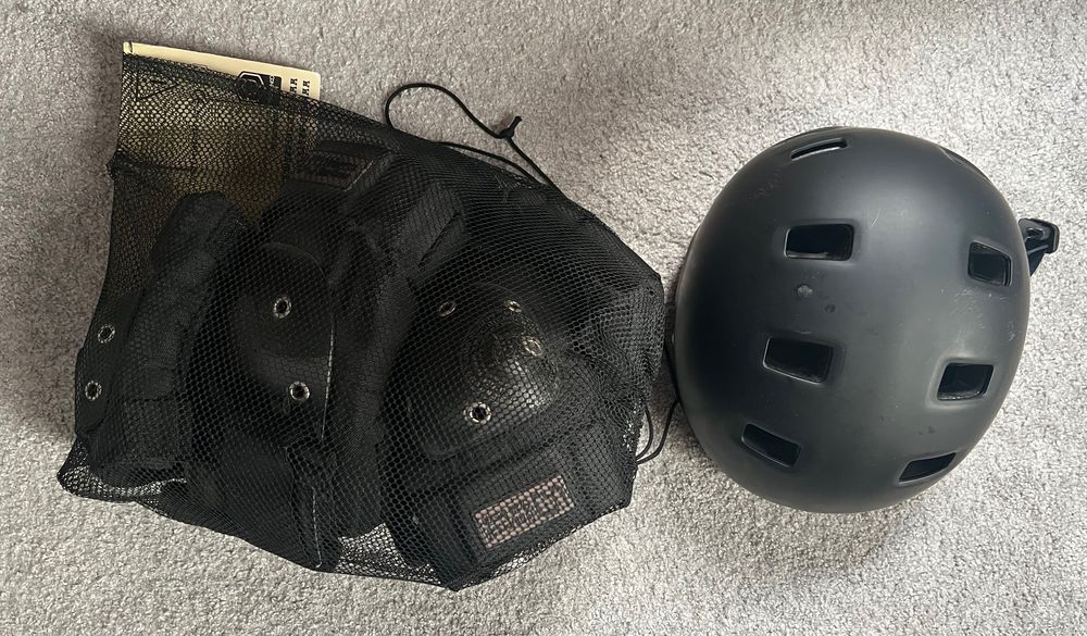 Zestaw ochraniaczy i kask ochraniacze na hulajnogę rower itp