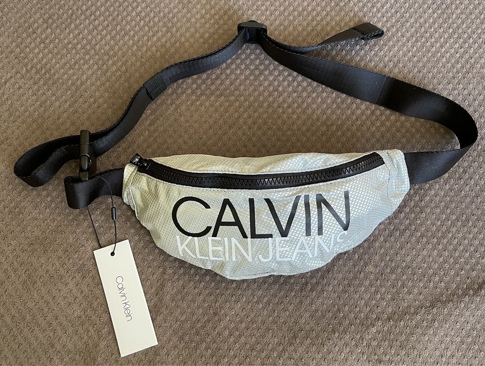 Saszetka nerka Calvin Klein srebrna jesień