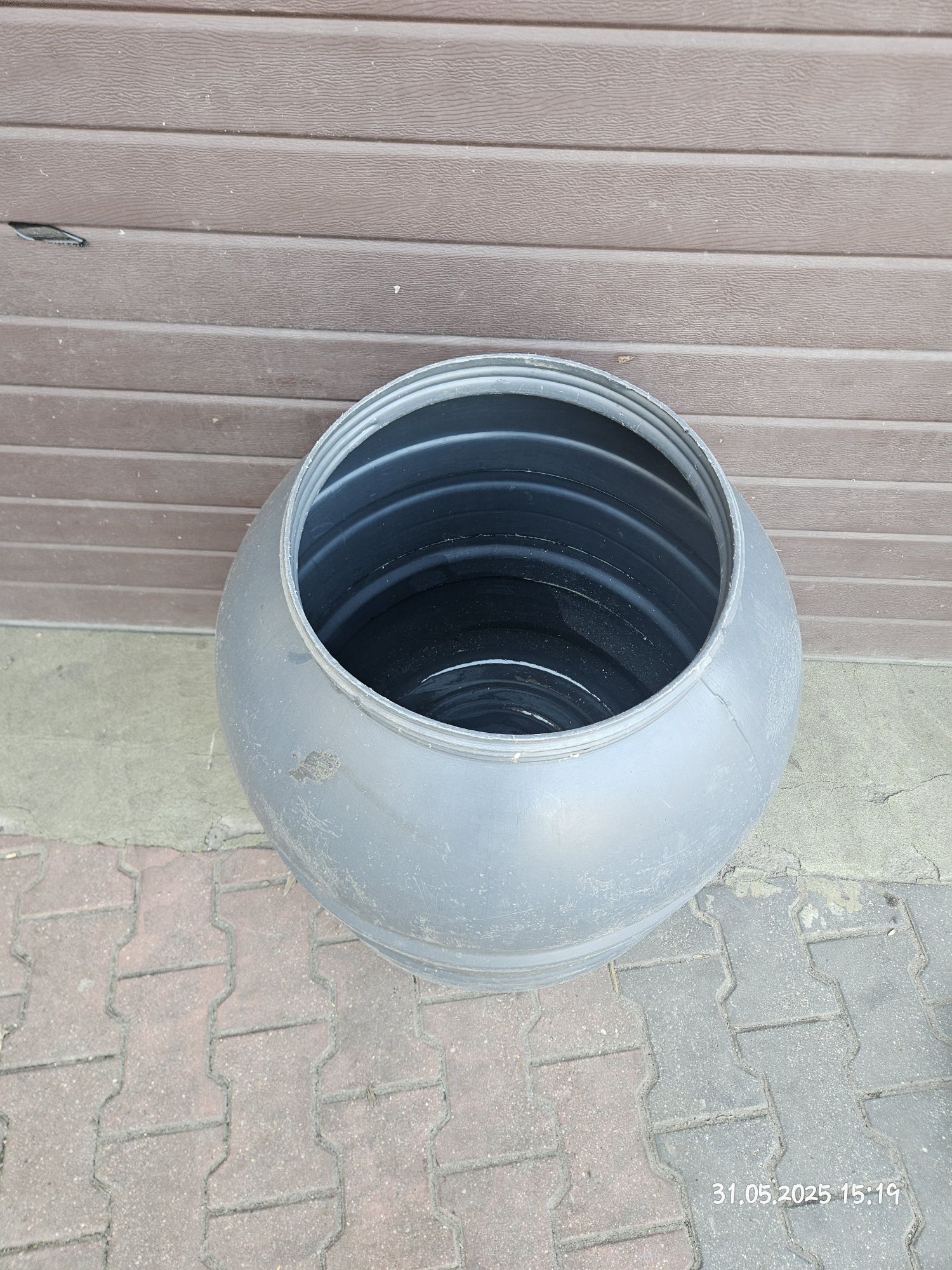 Beczka plastikowa na wode na deszczówkę