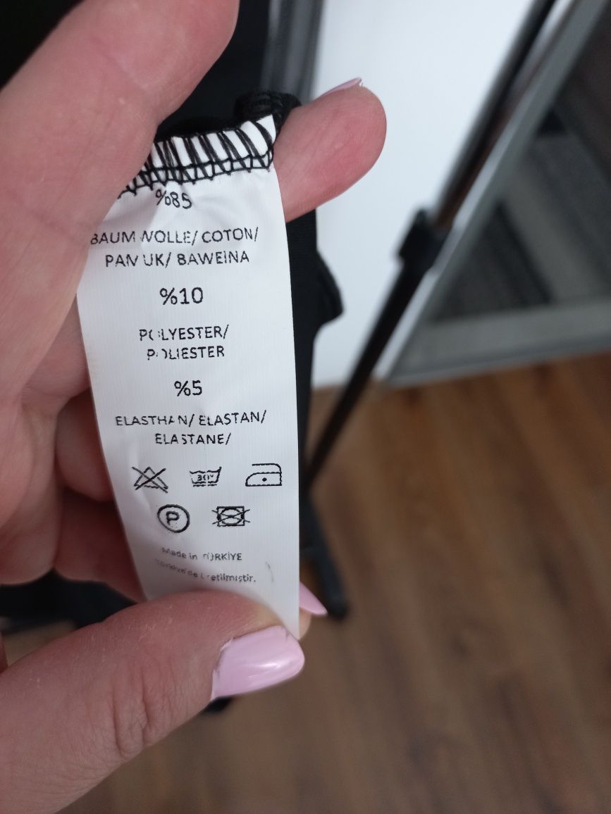 Sukienka czarna z tiulowymi  rękawami