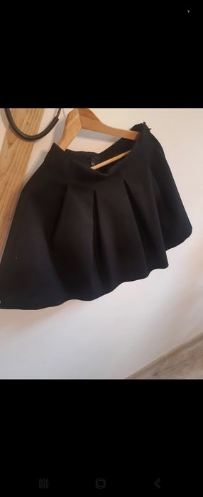 Czarna rozkloszowana spódnica
