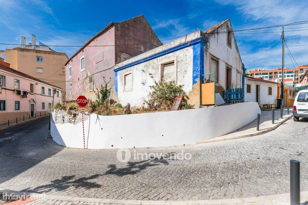 Moradia T1 em ruína, numa localização privilegiada, em Algés