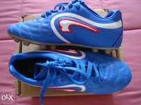 Chuteiras de futebol Kronos tamanho 36