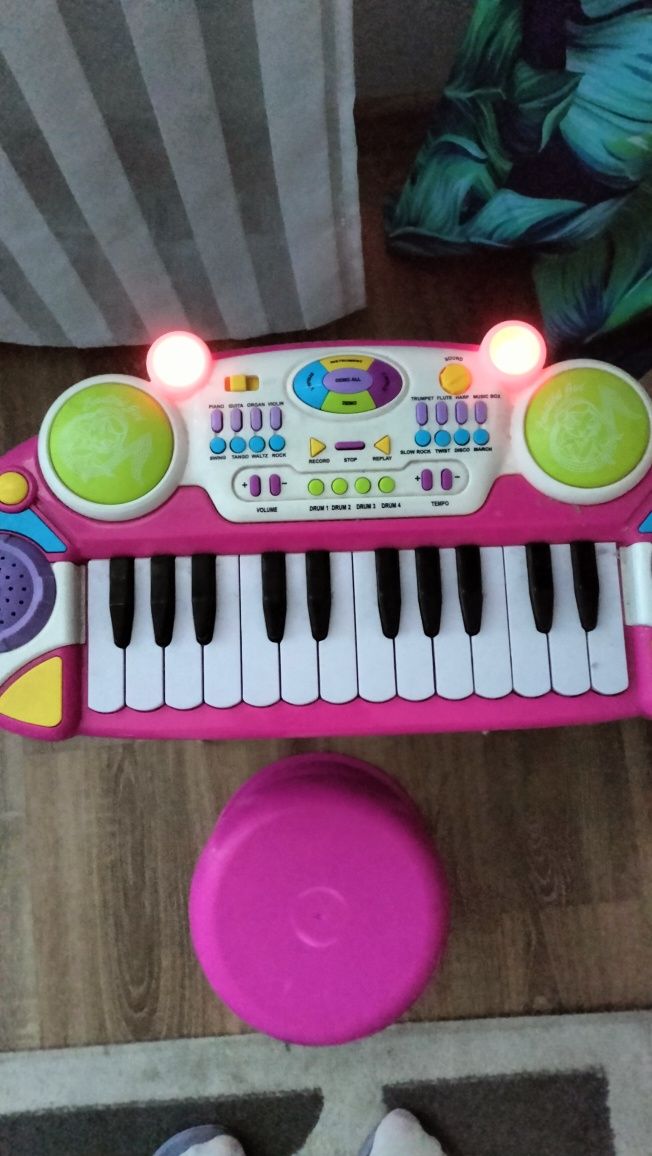 Keyboard z taboretem