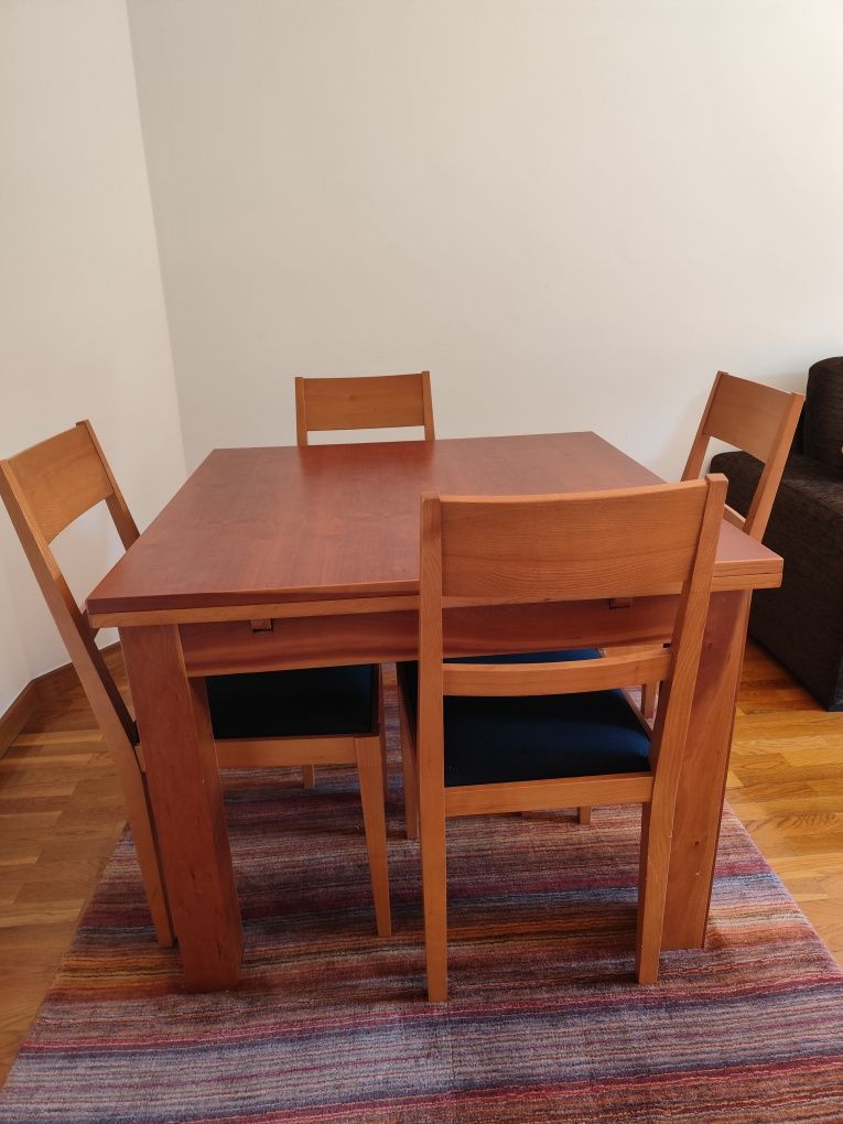 Mesa de jantar extensível e cadeiras em pinho