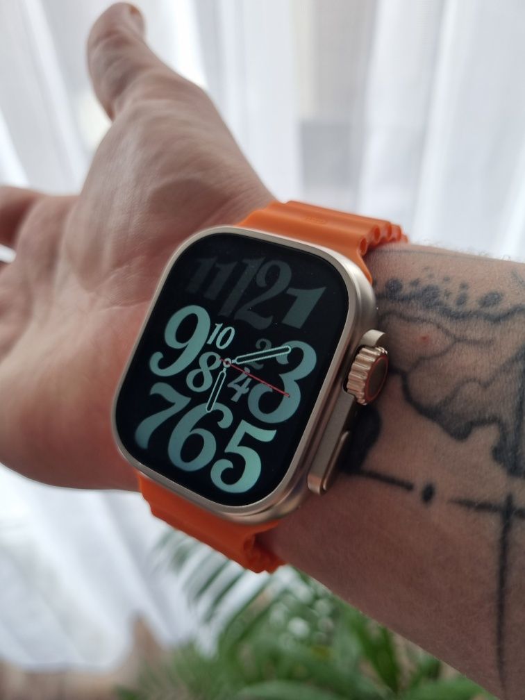 Srebrny Smartwatch na pomarańczowym pasku