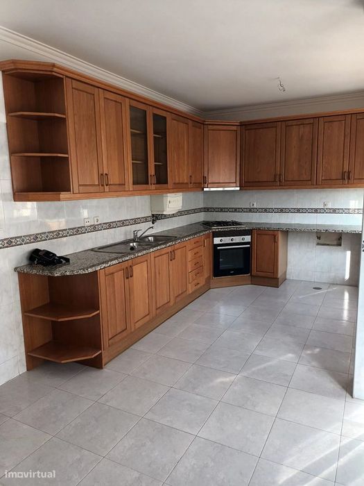 Apartamento T2 - C/ Garagem (Quinta da Fidalga)