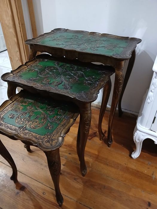 Mesa de apoio dividida em 3 mesas