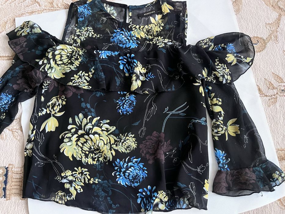 Блуза з голими плечима