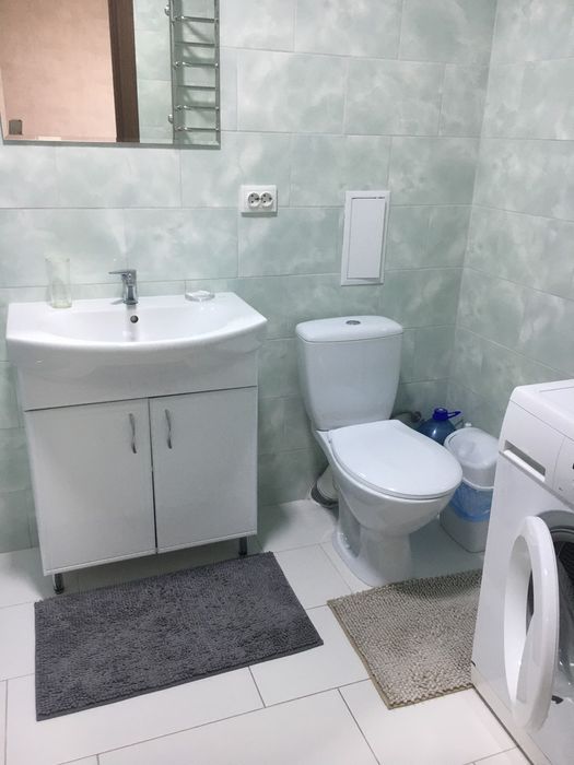 Нова квартира у самому центрі. Автономне опалення, паркінг.
