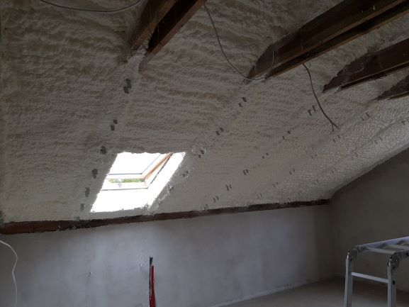 Ocieplenie poddasza, izolacja pianką, docieplenie piana, natrysk PUR